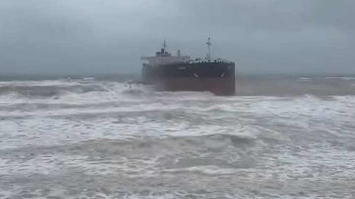 Sarıyer'de gemi karaya oturdu! Ekipler sevk edildi