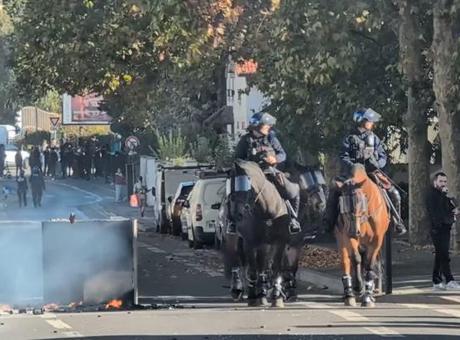 Savaş meydanına dönen Fransa sokaklarında polisten 'atlı' müdahale 2 Savaş meydanına dönen Fransa sokaklarında polisten 'atlı' müdahale