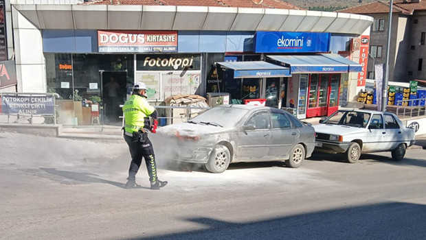 Sınav heyecanı yaşayan gencin talihsizliği: Park halindeki otomobili alev alev yandı