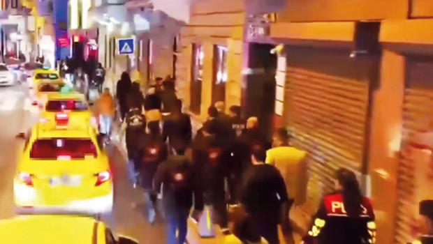 Sokaklarda turizm temizliği: Sivil ekipler şüphelileri gözaltına aldı
