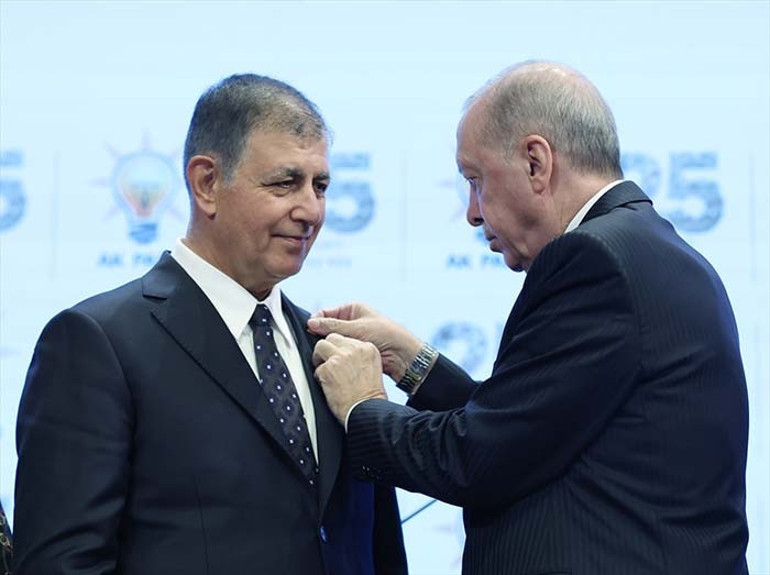 Son dakika... İzmir Büyükşehir Belediye Başkanı Cemil Tugay, AK Partiye katıldı | İzmiri yeniden inşa etmek üzere yola çıkıyoruz