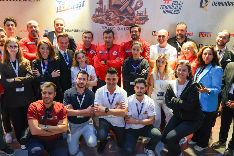 Teknofest Güneydoğu’ya rekor katılım... Selçuk Bayraktar, Demirören Medya standını ziyaret etti