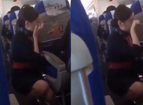Uçakta akılalmaz olay! Hostes diz çöküp ağladı: ‘Sırtına tekme atmak istiyorum’