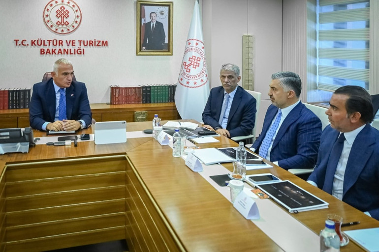 Yeni uygulamayı Bakan Ersoy duyurdu | Kimlik kartlarıyla sıra beklemeden giriş yapılabilecek